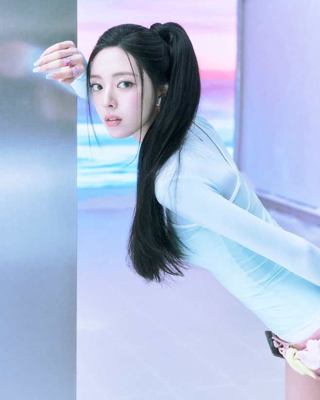 노란 수영복에 섹시한 몸매 어필하는 존예 처자