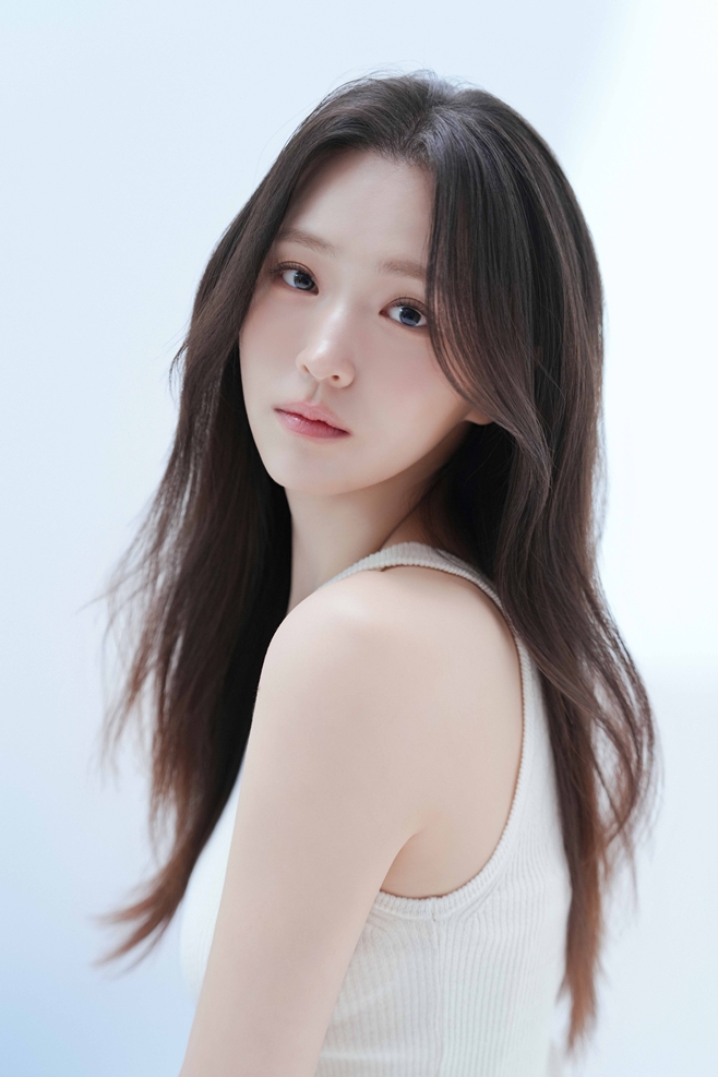 노란 수영복에 섹시한 몸매 어필하는 존예 처자