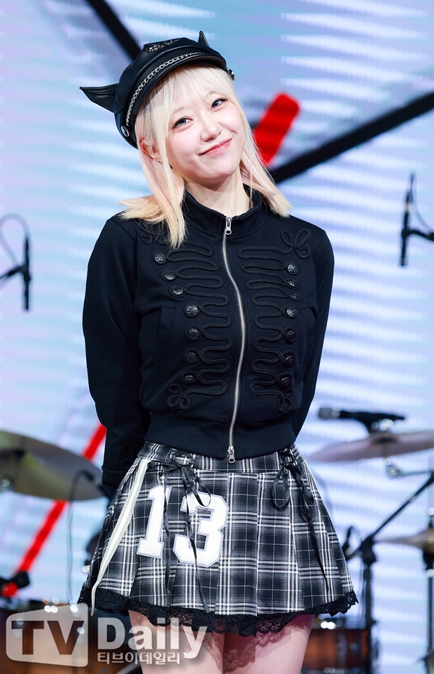 노란 수영복에 섹시한 몸매 어필하는 존예 처자