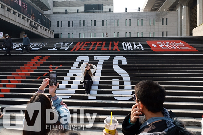 노란 수영복에 섹시한 몸매 어필하는 존예 처자