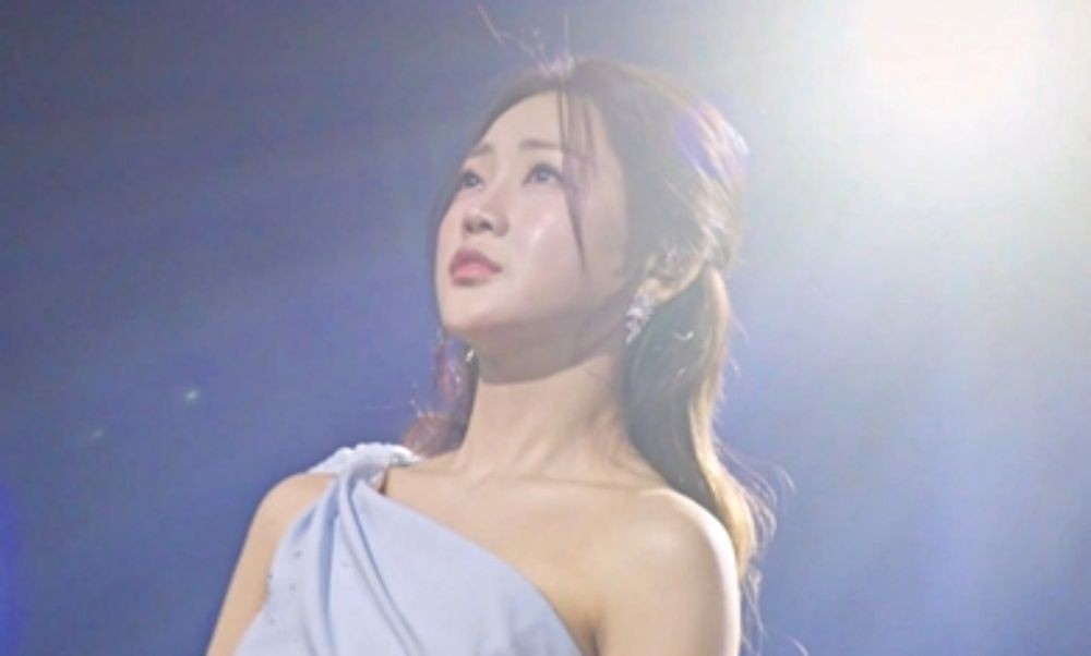 노란 수영복에 섹시한 몸매 어필하는 존예 처자