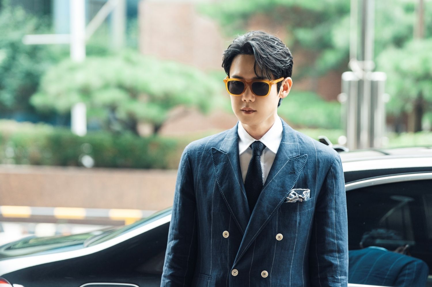 노란 수영복에 섹시한 몸매 어필하는 존예 처자