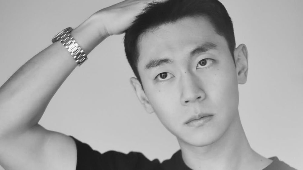 노란 수영복에 섹시한 몸매 어필하는 존예 처자