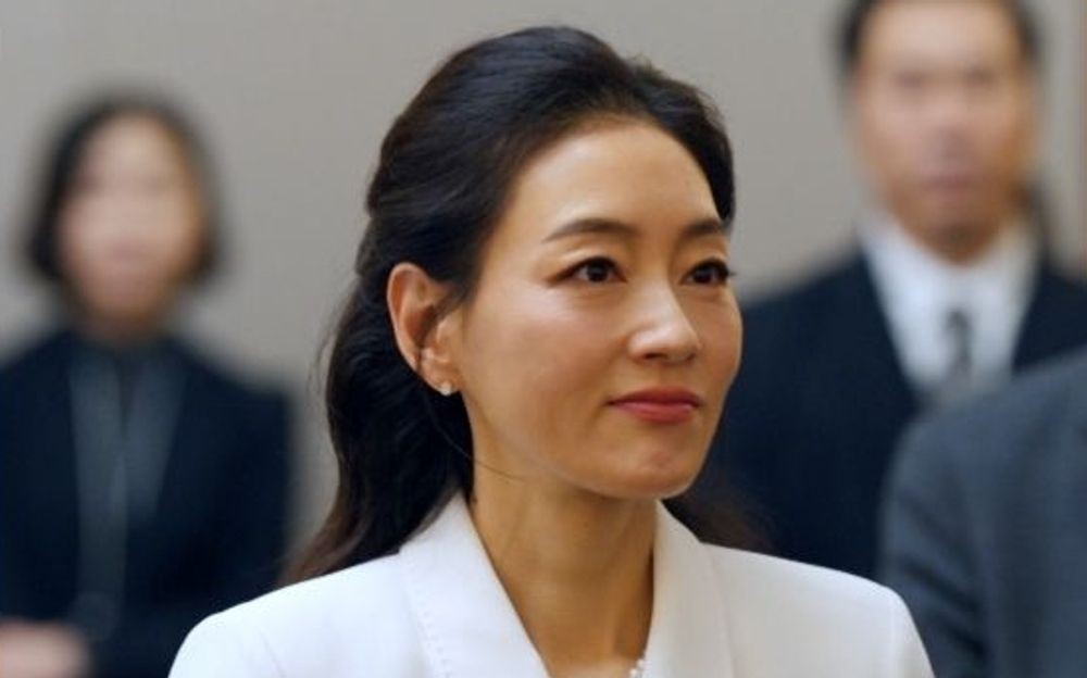 노란 수영복에 섹시한 몸매 어필하는 존예 처자