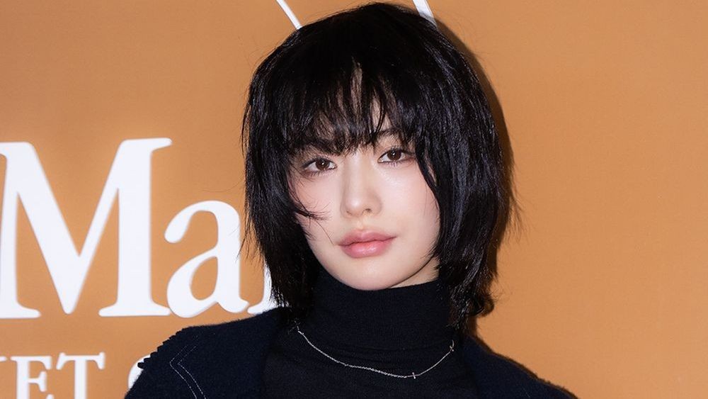 노란 수영복에 섹시한 몸매 어필하는 존예 처자