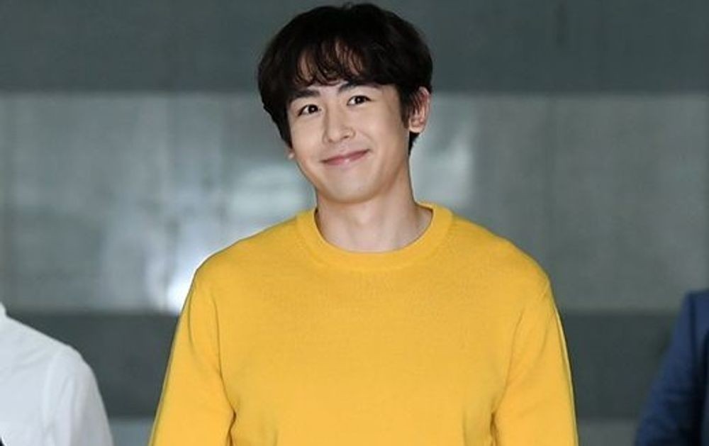 노란 수영복에 섹시한 몸매 어필하는 존예 처자