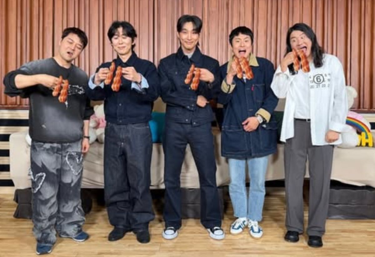 노란 수영복에 섹시한 몸매 어필하는 존예 처자