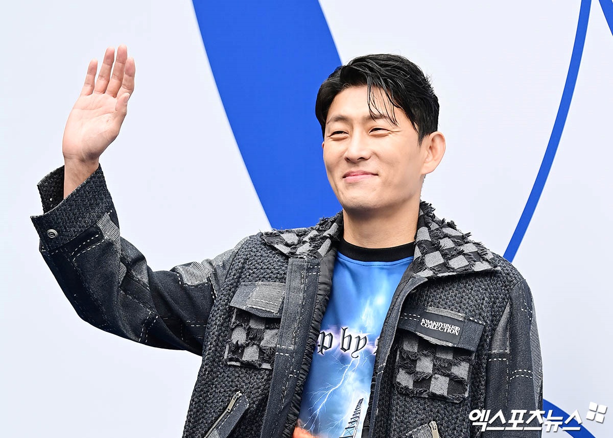 노란 수영복에 섹시한 몸매 어필하는 존예 처자