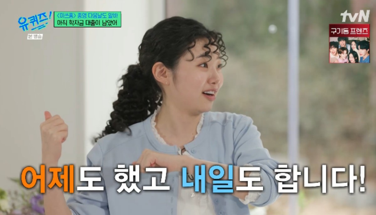 노란 수영복에 섹시한 몸매 어필하는 존예 처자