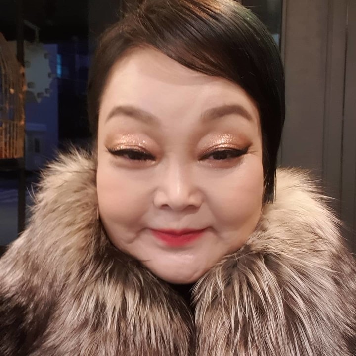 노란 수영복에 섹시한 몸매 어필하는 존예 처자