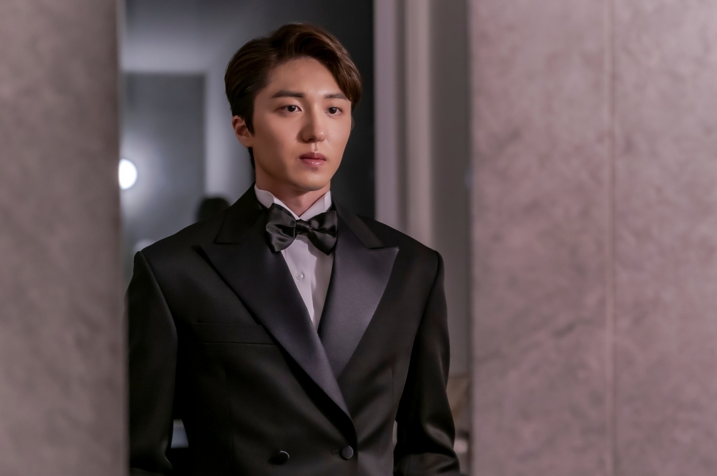 노란 수영복에 섹시한 몸매 어필하는 존예 처자