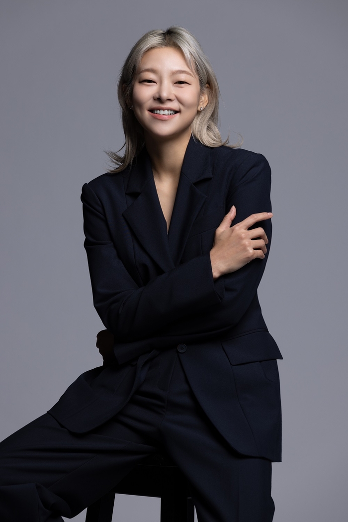 노란 수영복에 섹시한 몸매 어필하는 존예 처자