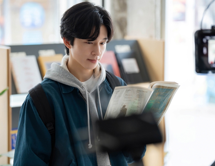 노란 수영복에 섹시한 몸매 어필하는 존예 처자