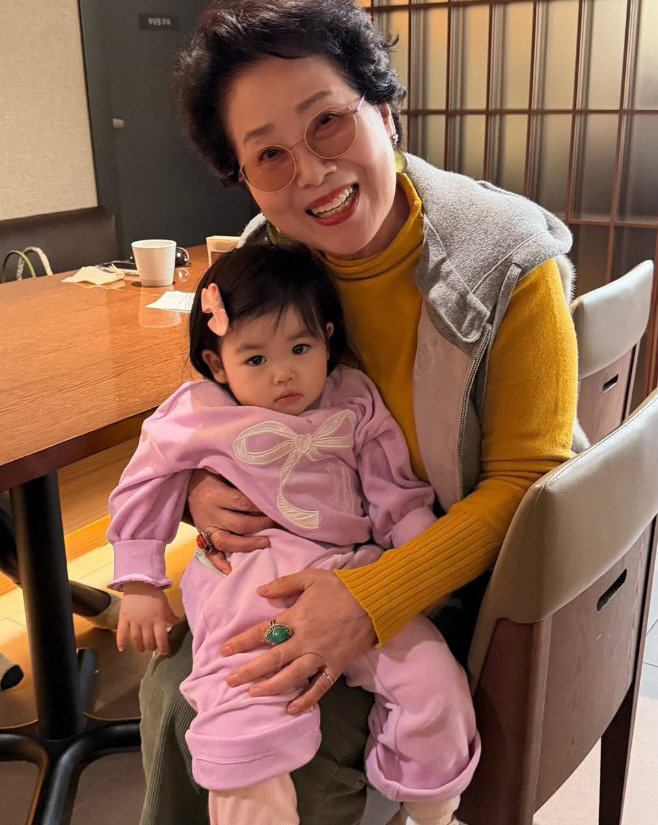 노란 수영복에 섹시한 몸매 어필하는 존예 처자