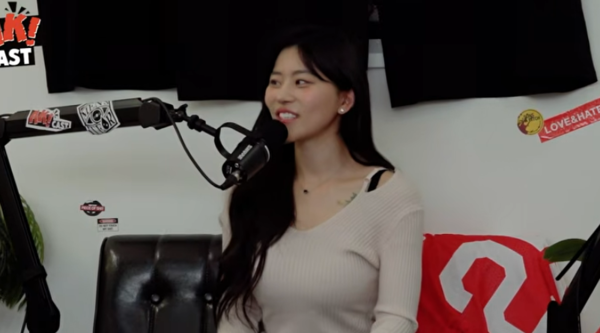 노란 수영복에 섹시한 몸매 어필하는 존예 처자