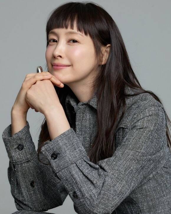 노란 수영복에 섹시한 몸매 어필하는 존예 처자