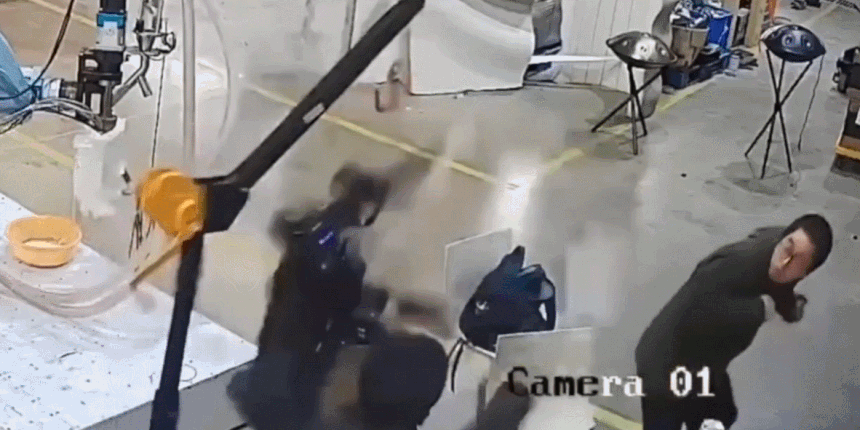 중국의 한 로봇 연구소에서 휴머노이드 로봇이 난동을 부리고 있다. 휴머노이드 로봇 가이드 투더 갤럭시 유튜브