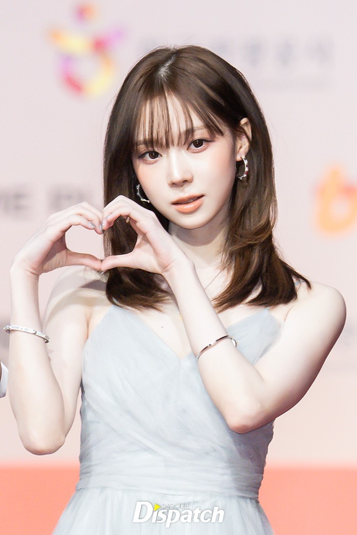 노란 수영복에 섹시한 몸매 어필하는 존예 처자