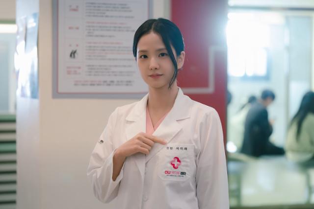 노란 수영복에 섹시한 몸매 어필하는 존예 처자