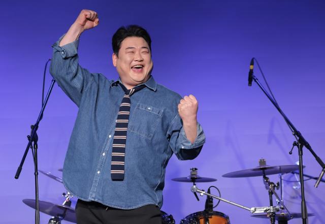 노란 수영복에 섹시한 몸매 어필하는 존예 처자