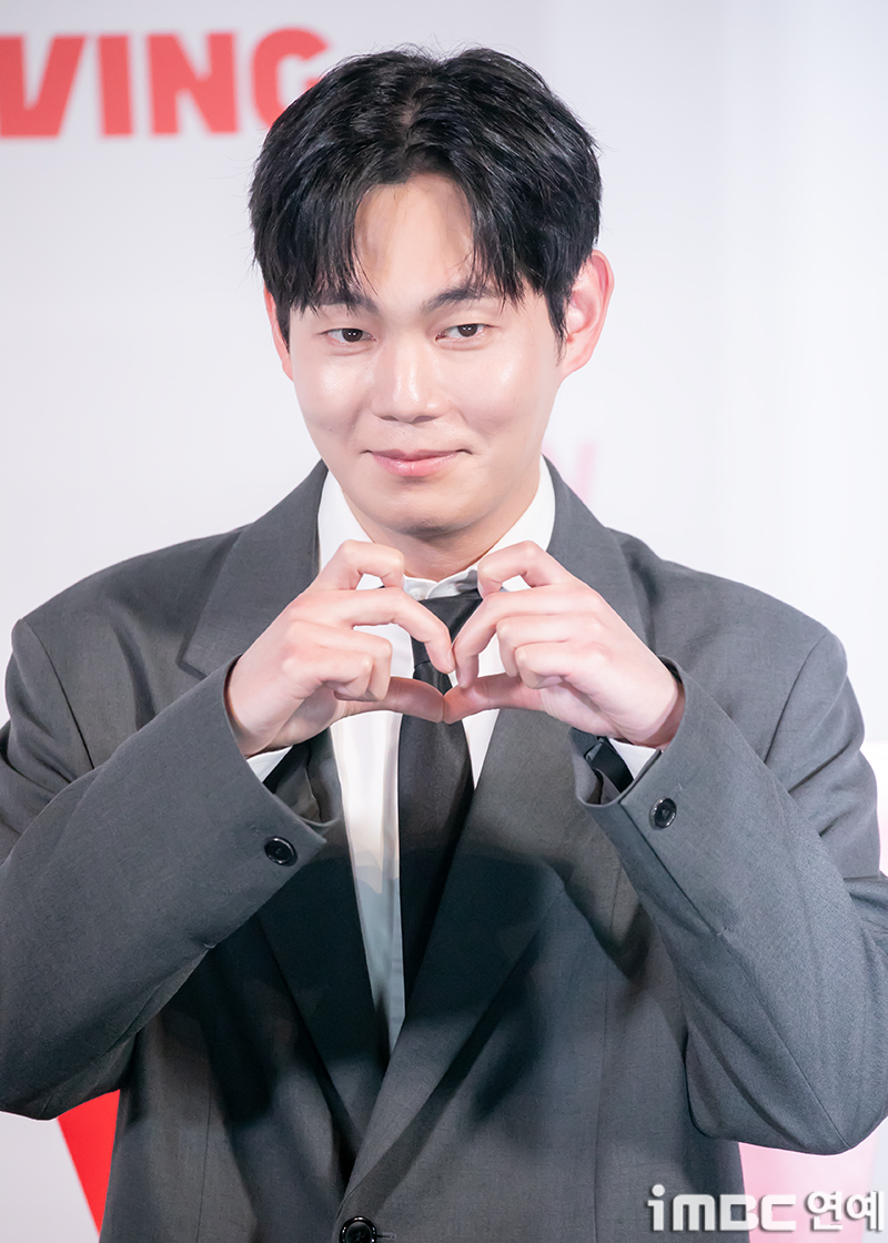 노란 수영복에 섹시한 몸매 어필하는 존예 처자