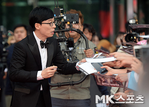 노란 수영복에 섹시한 몸매 어필하는 존예 처자