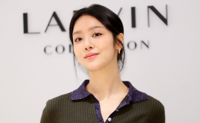 노란 수영복에 섹시한 몸매 어필하는 존예 처자