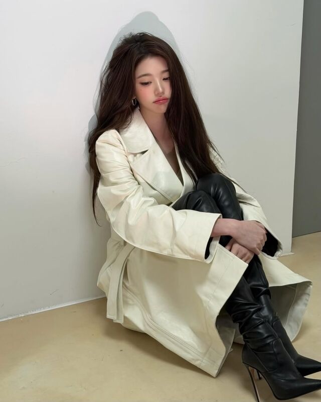 노란 수영복에 섹시한 몸매 어필하는 존예 처자