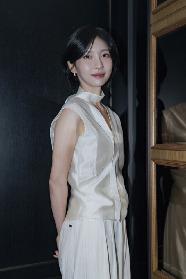 노란 수영복에 섹시한 몸매 어필하는 존예 처자