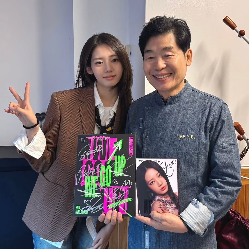 노란 수영복에 섹시한 몸매 어필하는 존예 처자