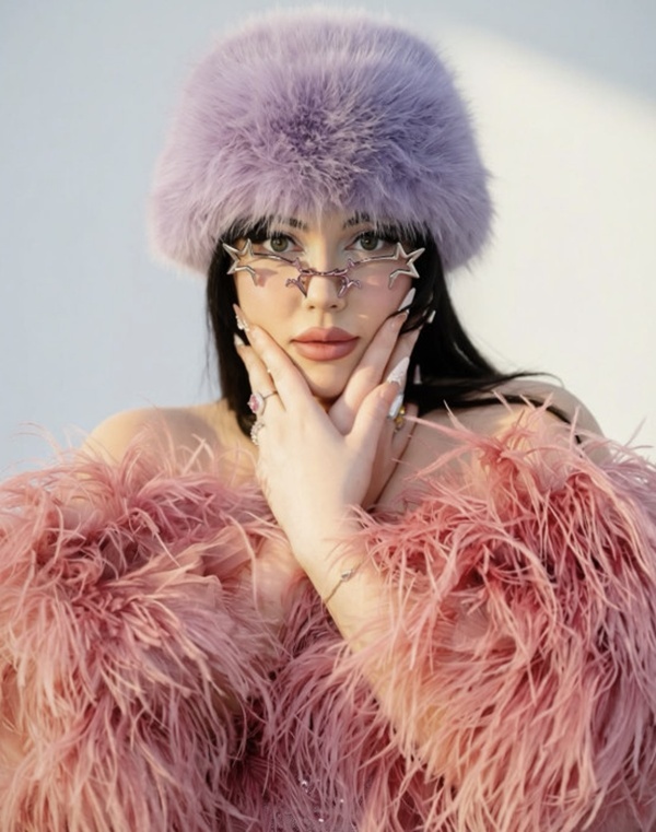 노란 수영복에 섹시한 몸매 어필하는 존예 처자