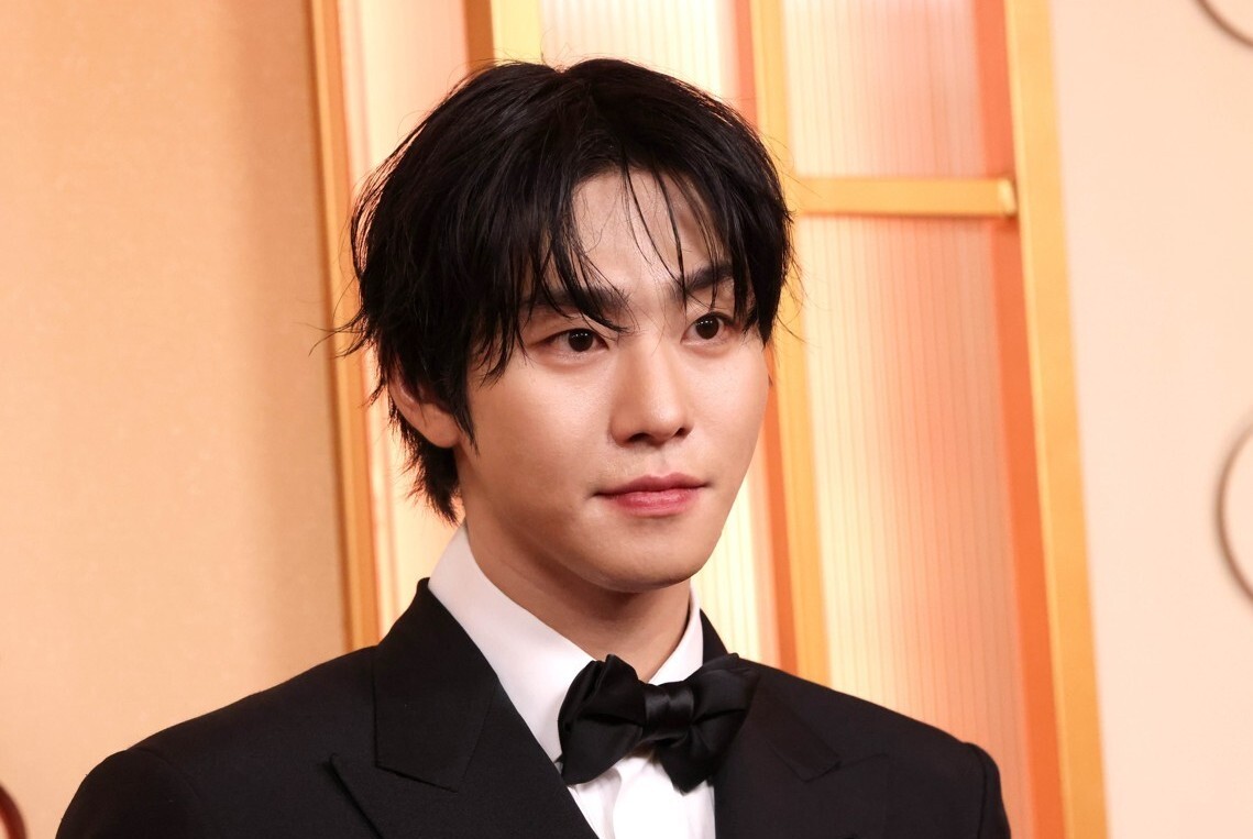 노란 수영복에 섹시한 몸매 어필하는 존예 처자