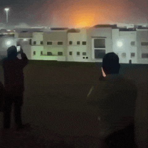 사우디 수도 리야드 상공에서 미사일 요격으로 추정되는 폭발 섬광이 발생하자 시민들이 이를 촬영하고 있다. 사우디 당국은 18일(현지시간) 수도를 향해 발사된 탄도미사일을 요격했다고 밝혔다. SNS 캡처