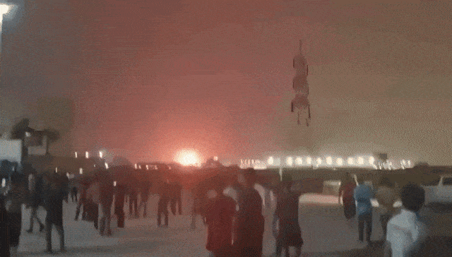 카타르 북부 라스라판 산업단지 방향에서 강한 폭발 섬광이 발생하자 시민들이 이를 지켜보고 있다. 이 지역은 카타르의 핵심 액화천연가스(LNG) 생산·수출 거점으로, 중동 긴장이 에너지 시설로 확산되는 양상을 보이고 있다. SNS 캡처