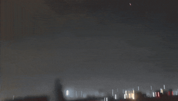 이란이 18일(현지시간) 이스라엘의 가스전 공격에 대한 보복으로 카타르 북부 라스라판 지역 가스 시설을 미사일 공격하고 있다. 2026.3.18 타스님통신