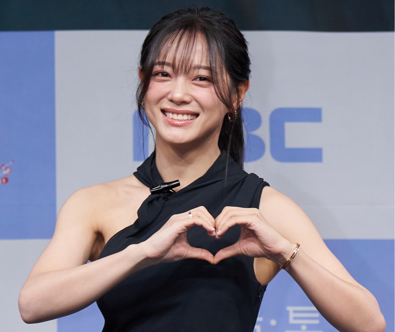 노란 수영복에 섹시한 몸매 어필하는 존예 처자