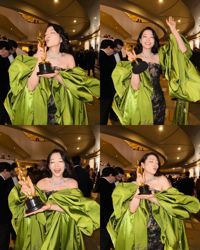 노란 수영복에 섹시한 몸매 어필하는 존예 처자