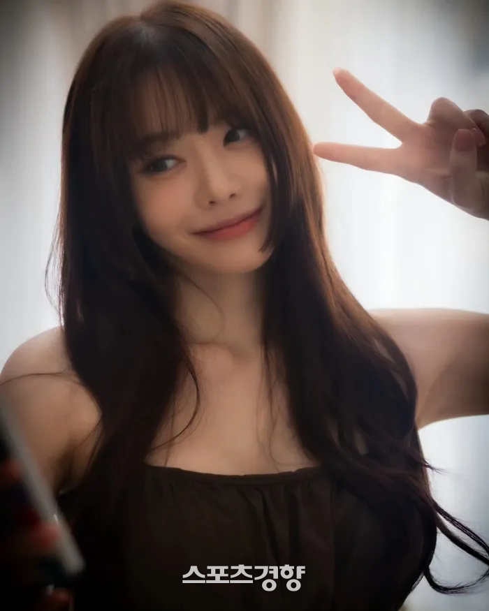 노란 수영복에 섹시한 몸매 어필하는 존예 처자