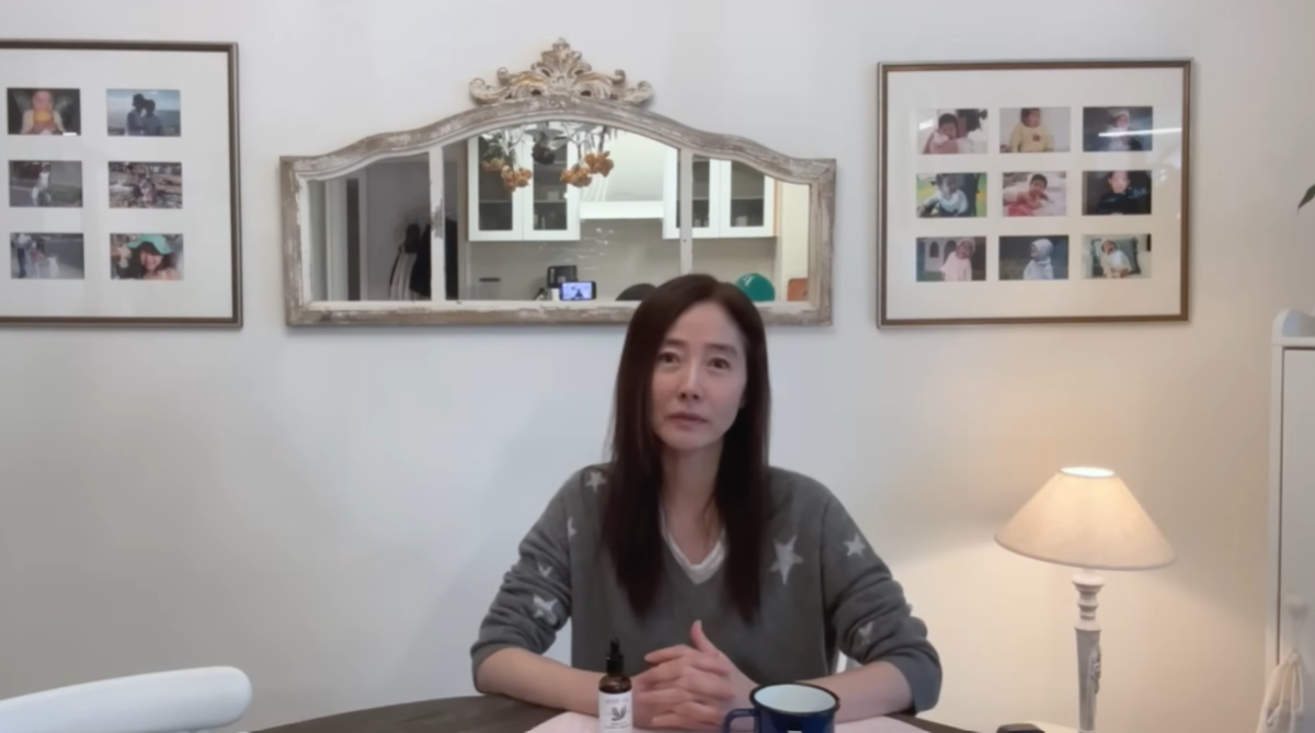 노란 수영복에 섹시한 몸매 어필하는 존예 처자