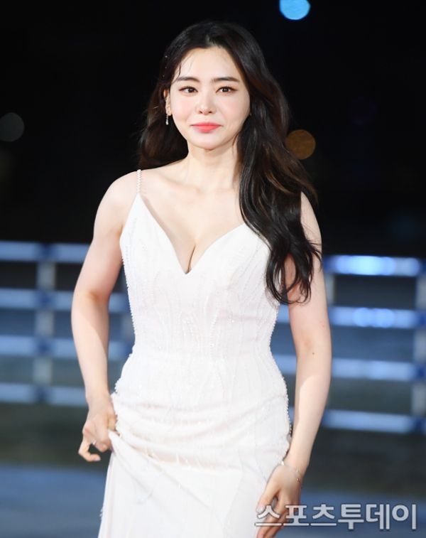 노란 수영복에 섹시한 몸매 어필하는 존예 처자