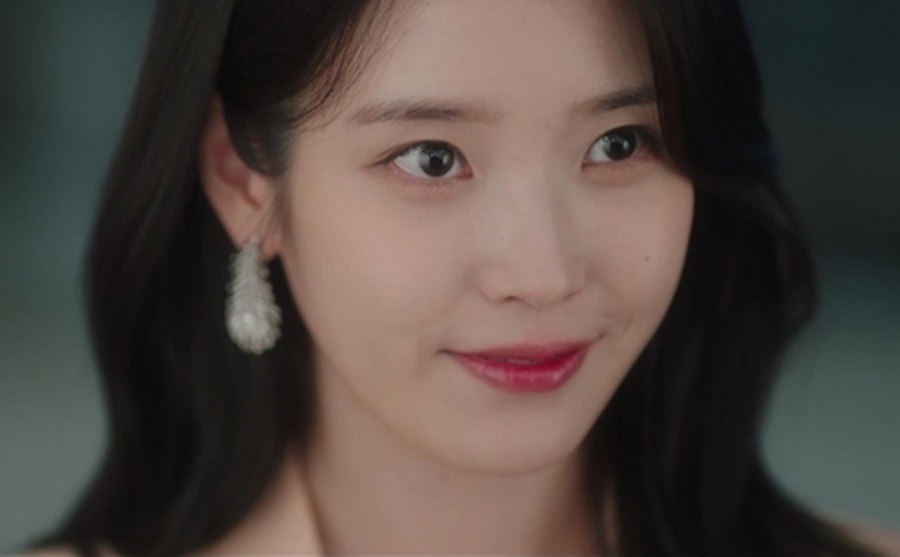 노란 수영복에 섹시한 몸매 어필하는 존예 처자