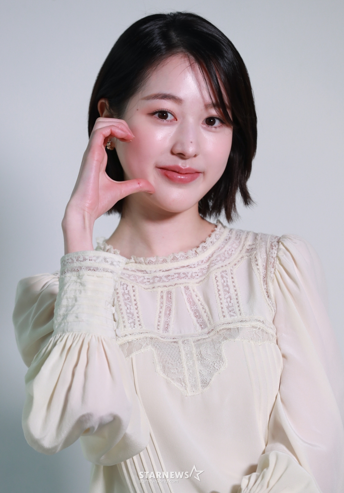 노란 수영복에 섹시한 몸매 어필하는 존예 처자