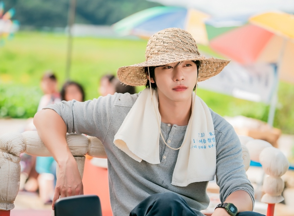 노란 수영복에 섹시한 몸매 어필하는 존예 처자