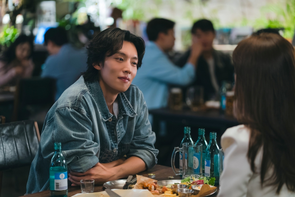 노란 수영복에 섹시한 몸매 어필하는 존예 처자