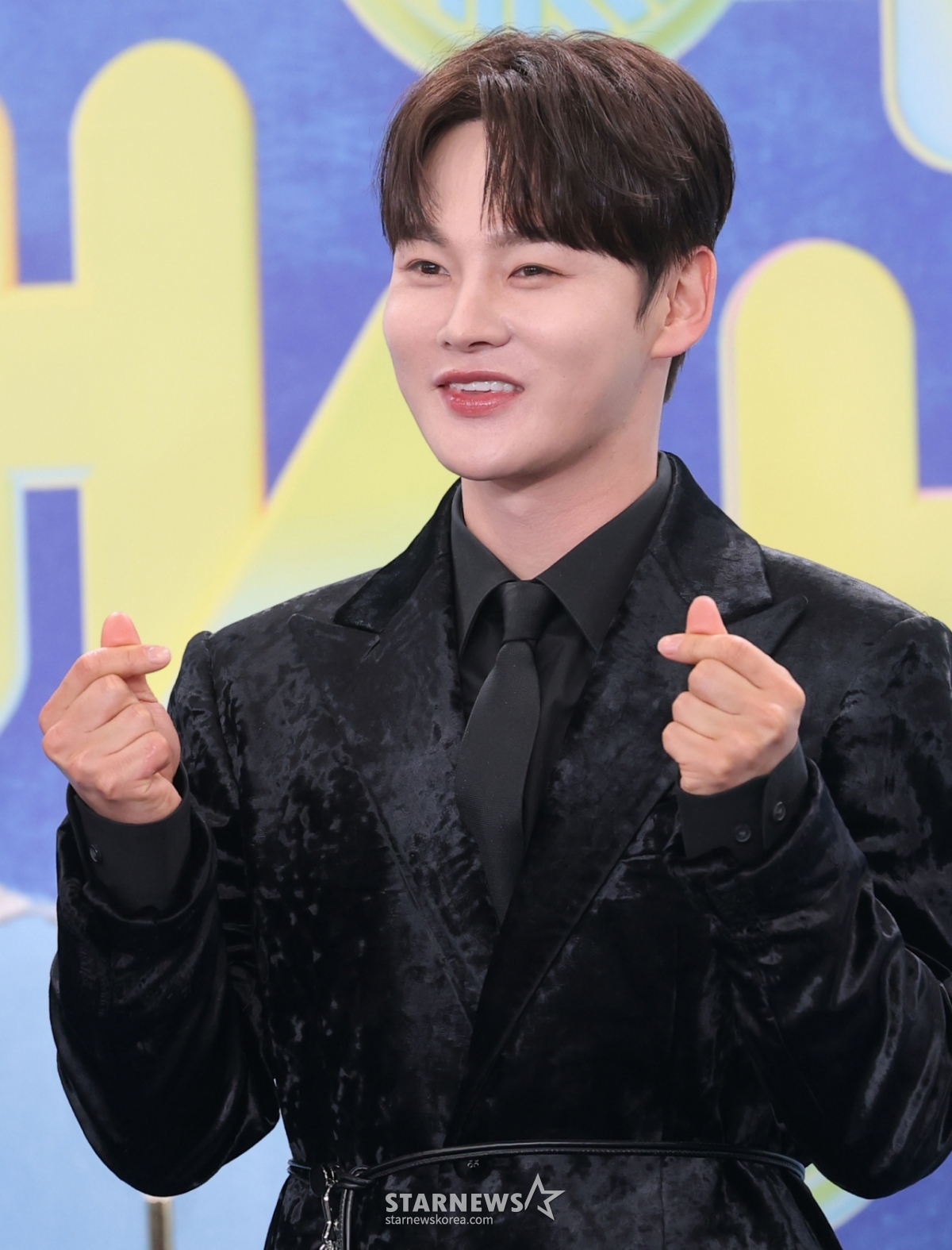 노란 수영복에 섹시한 몸매 어필하는 존예 처자