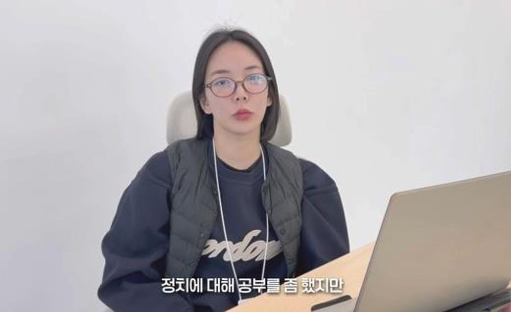 노란 수영복에 섹시한 몸매 어필하는 존예 처자