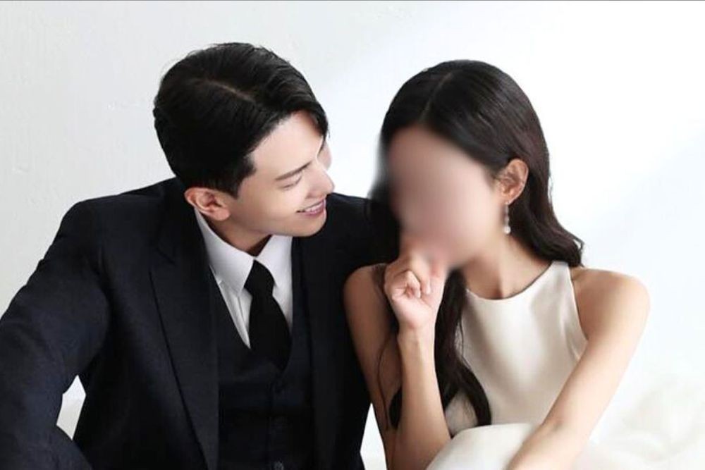 노란 수영복에 섹시한 몸매 어필하는 존예 처자