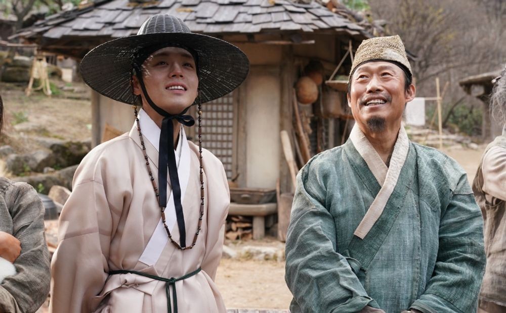 노란 수영복에 섹시한 몸매 어필하는 존예 처자