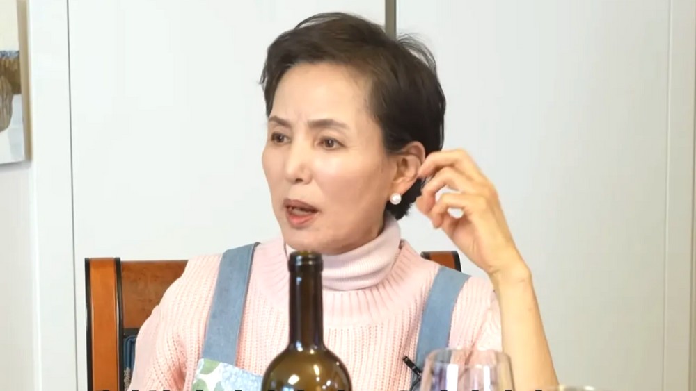 노란 수영복에 섹시한 몸매 어필하는 존예 처자