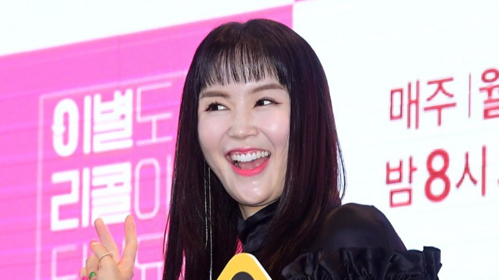 노란 수영복에 섹시한 몸매 어필하는 존예 처자